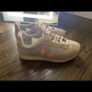 veja logo patch low-top sneakers